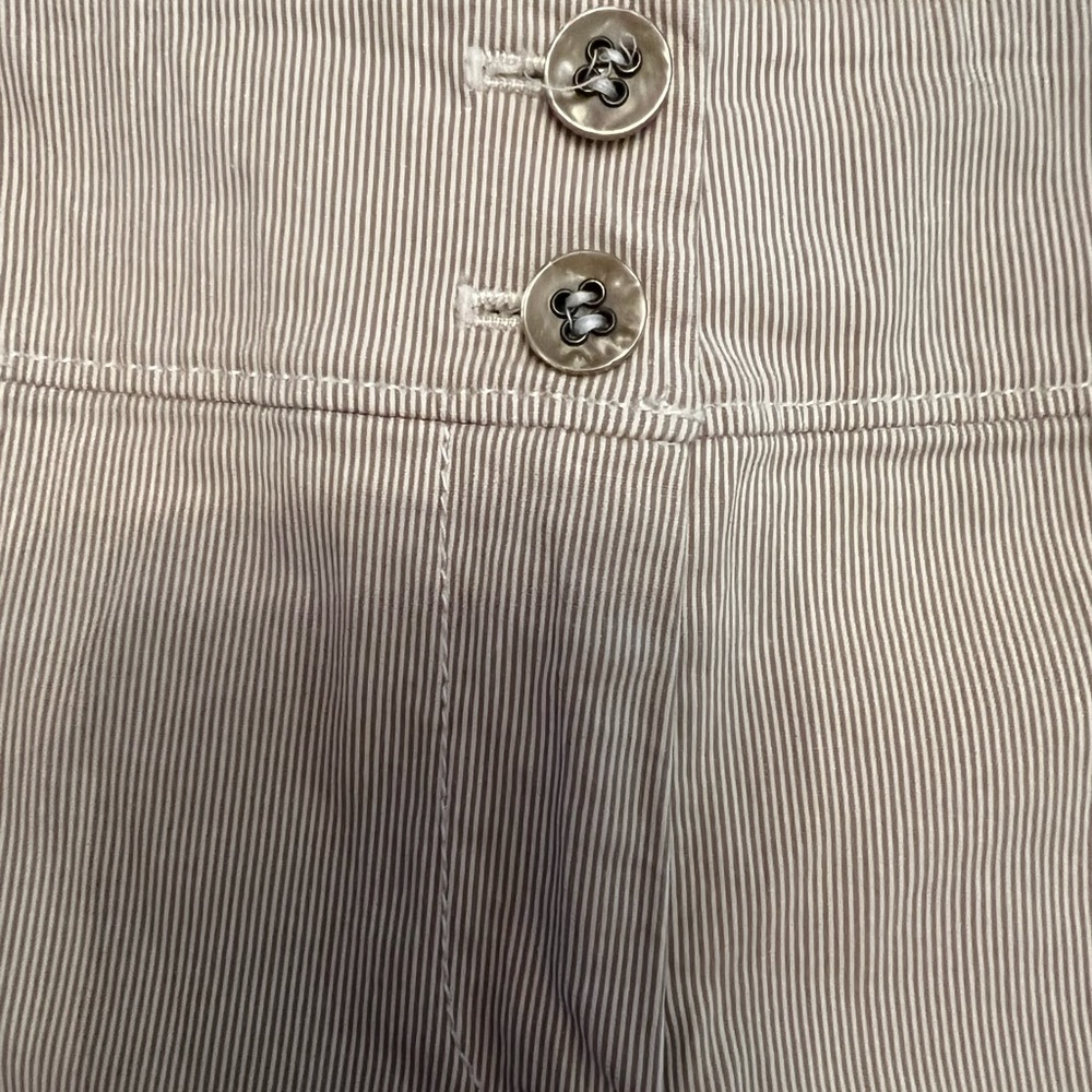 EUC New York and Company size 12 Khaki/Cream striped shorts size 12. - Picture 7 of 8